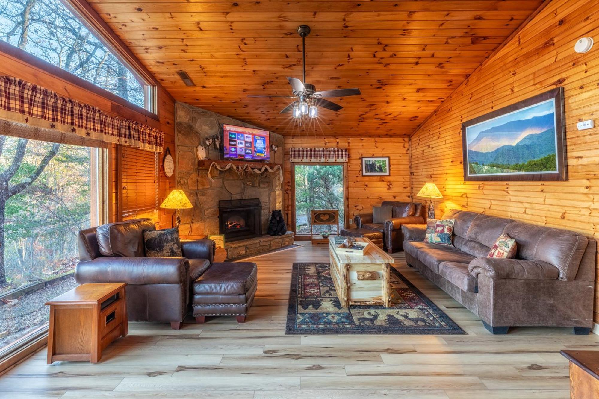 גטלינבורג Real Log Cabin With Amazing Views, Hot Tub, Sauna, Games מראה חיצוני תמונה