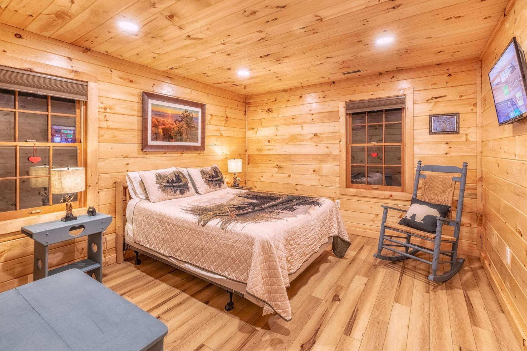 גטלינבורג Real Log Cabin With Amazing Views, Hot Tub, Sauna, Games מראה חיצוני תמונה