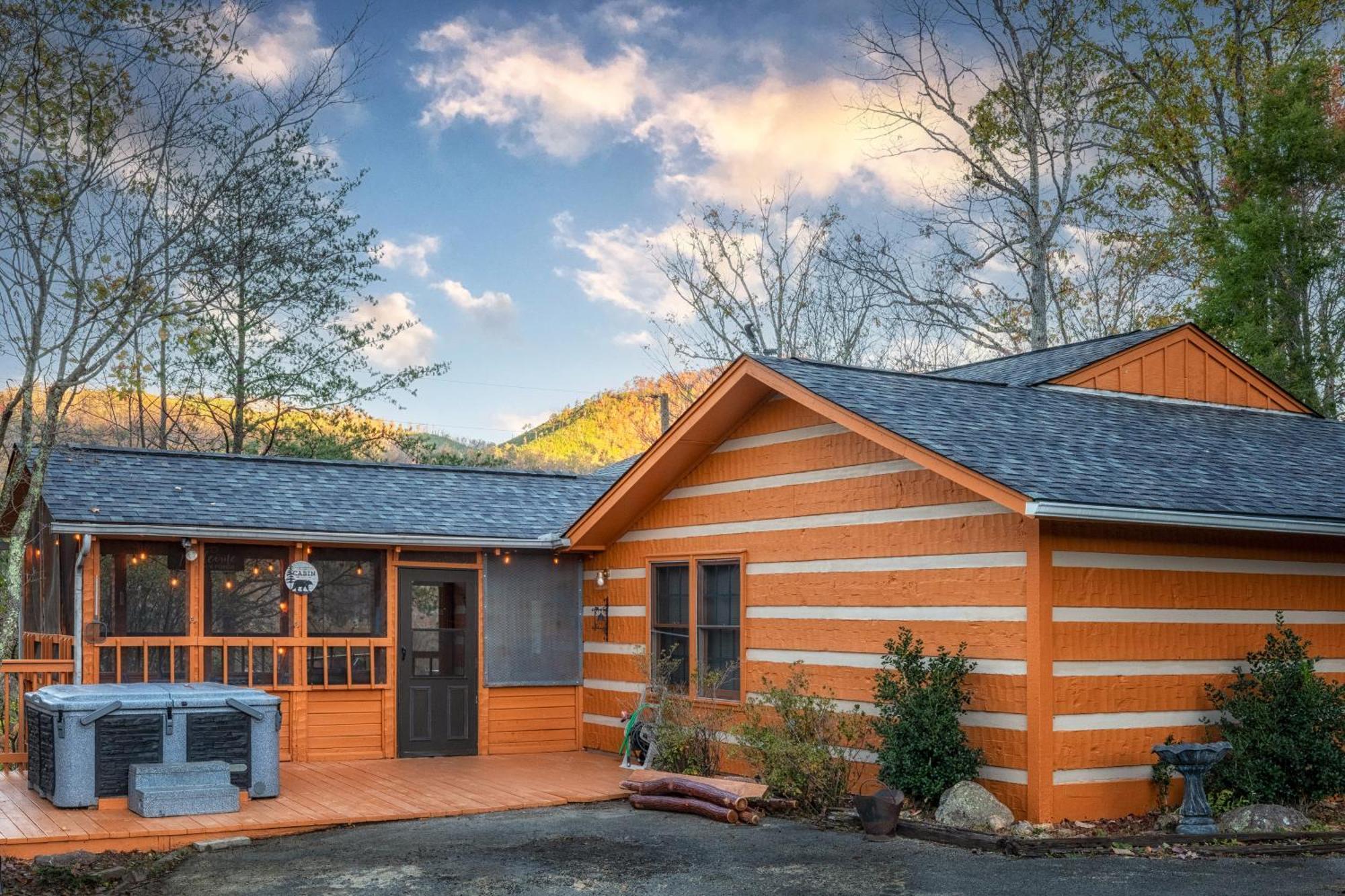 גטלינבורג Real Log Cabin With Amazing Views, Hot Tub, Sauna, Games מראה חיצוני תמונה