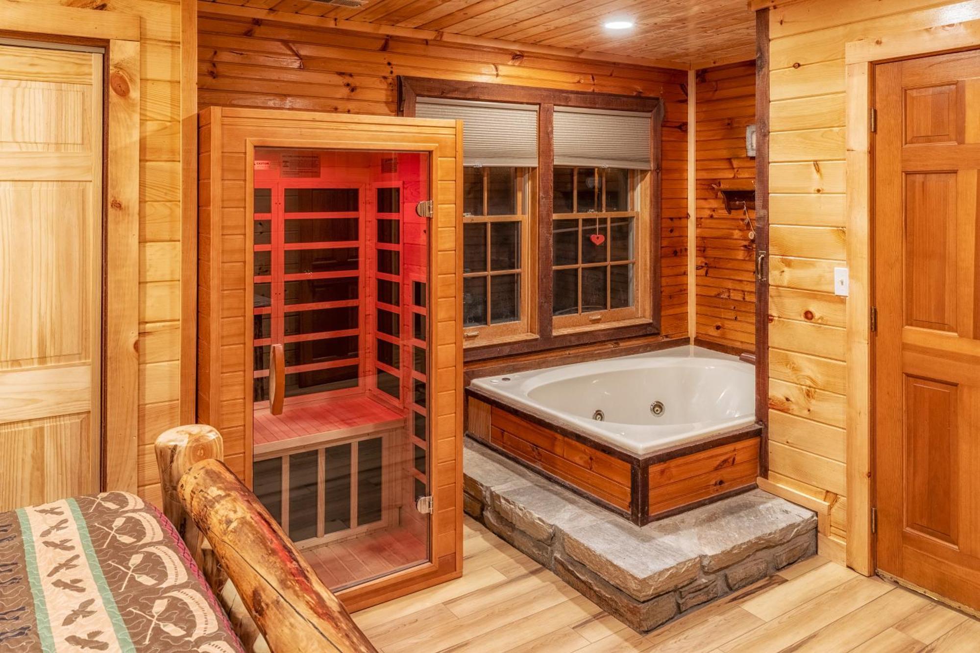 גטלינבורג Real Log Cabin With Amazing Views, Hot Tub, Sauna, Games מראה חיצוני תמונה